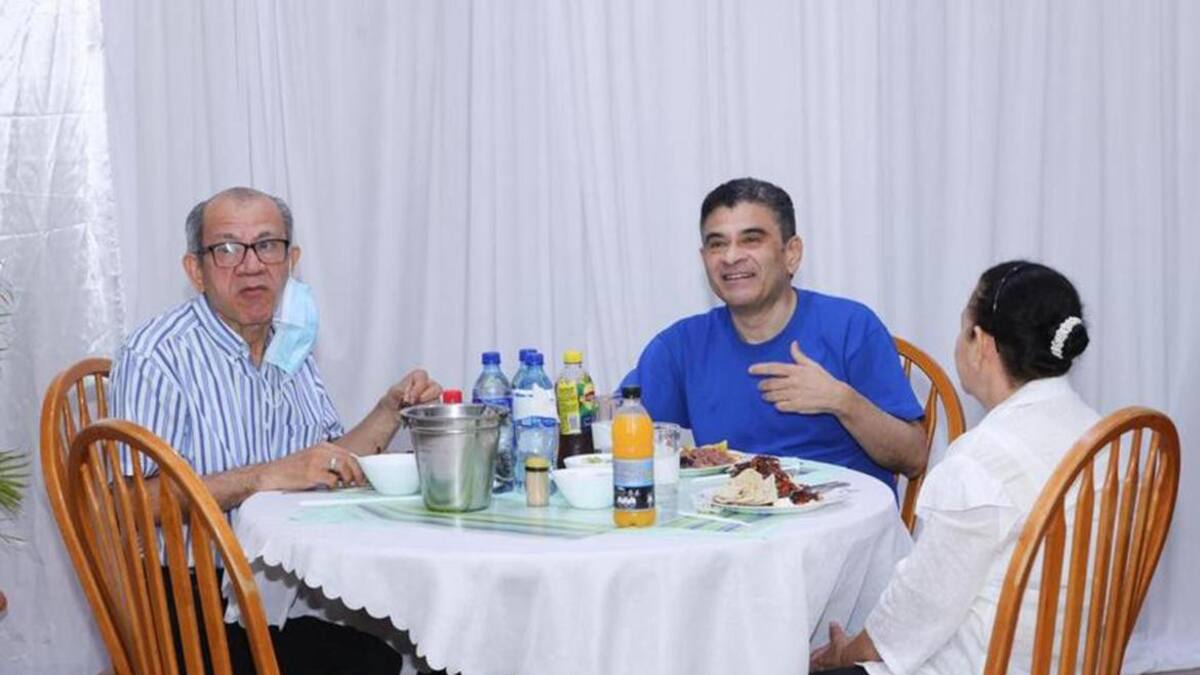 Rolando Álvarez cenando con sus hermanos en el penal. Foto: EFE.