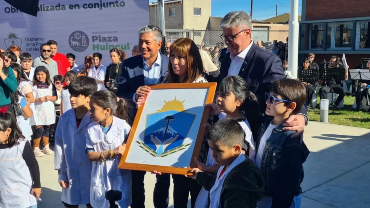 El gobernador de Neuquén Rolando Figueroa inauguró el nuevo edificio de la Escuela Primaria N° 22 de Plaza Huincul
