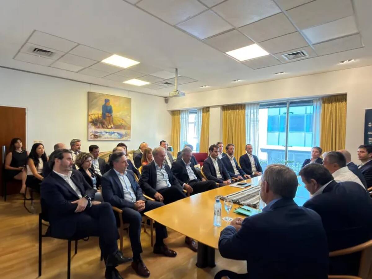 Rolando Figueroa junto a la Mesa de Competitividad de Vaca Muerta.