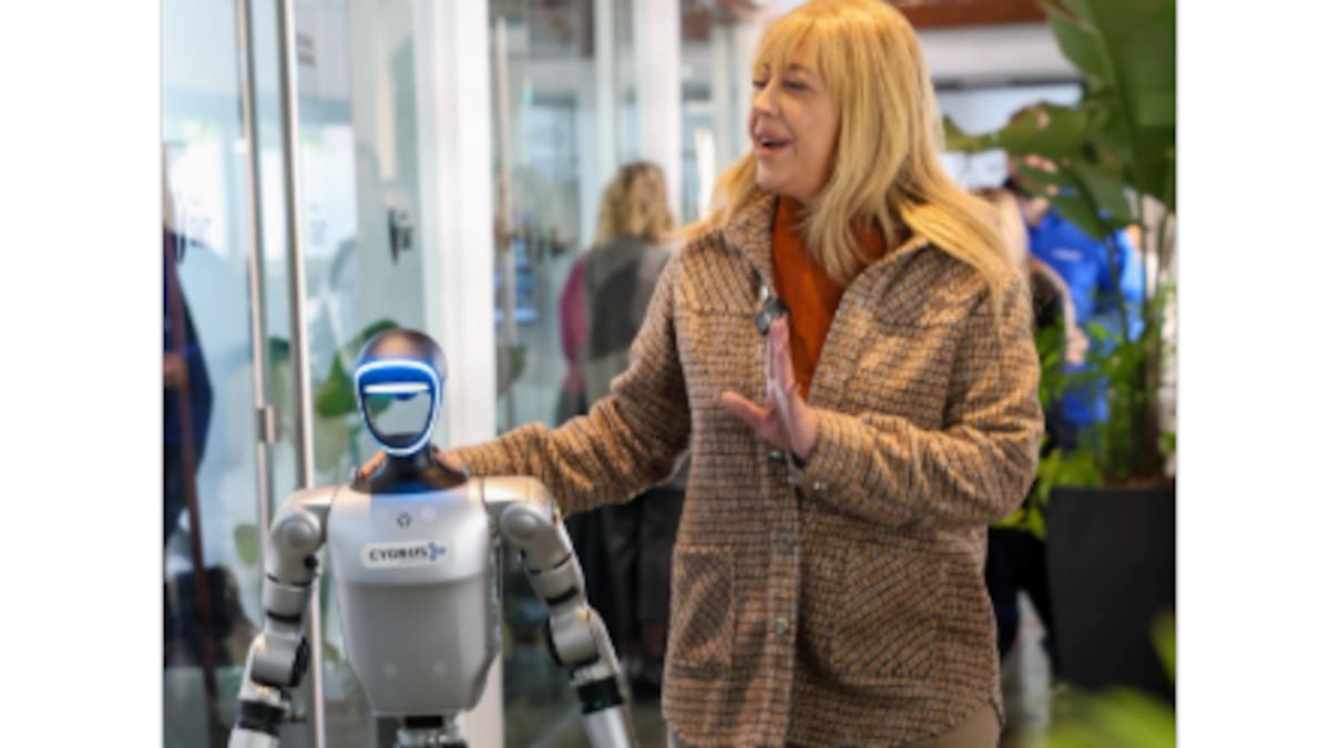Rossana Chahla con robots en la Municipalidad de San Miguel de Tucumán.