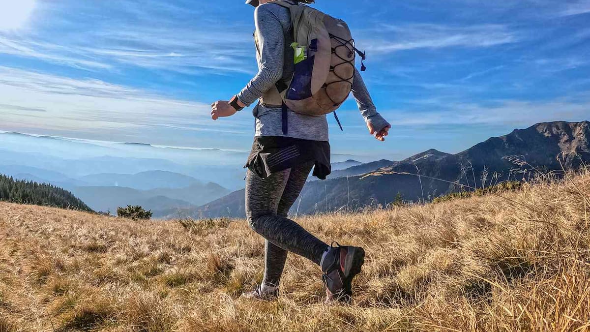 “Aumenta hasta un 30% el gasto calórico”: el tipo de caminata que más ayuda a bajar de peso, según un entrenador