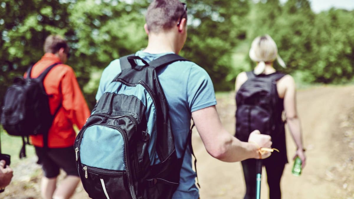 El rucking combina caminata y carga en mochila, una forma accesible de potenciar el ejercicio diario.