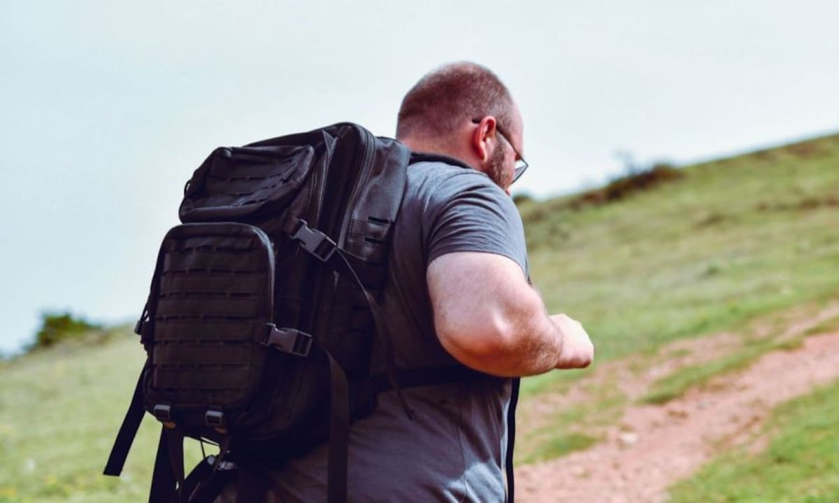 El rucking combina caminata y carga en mochila, una forma accesible de potenciar el ejercicio diario.