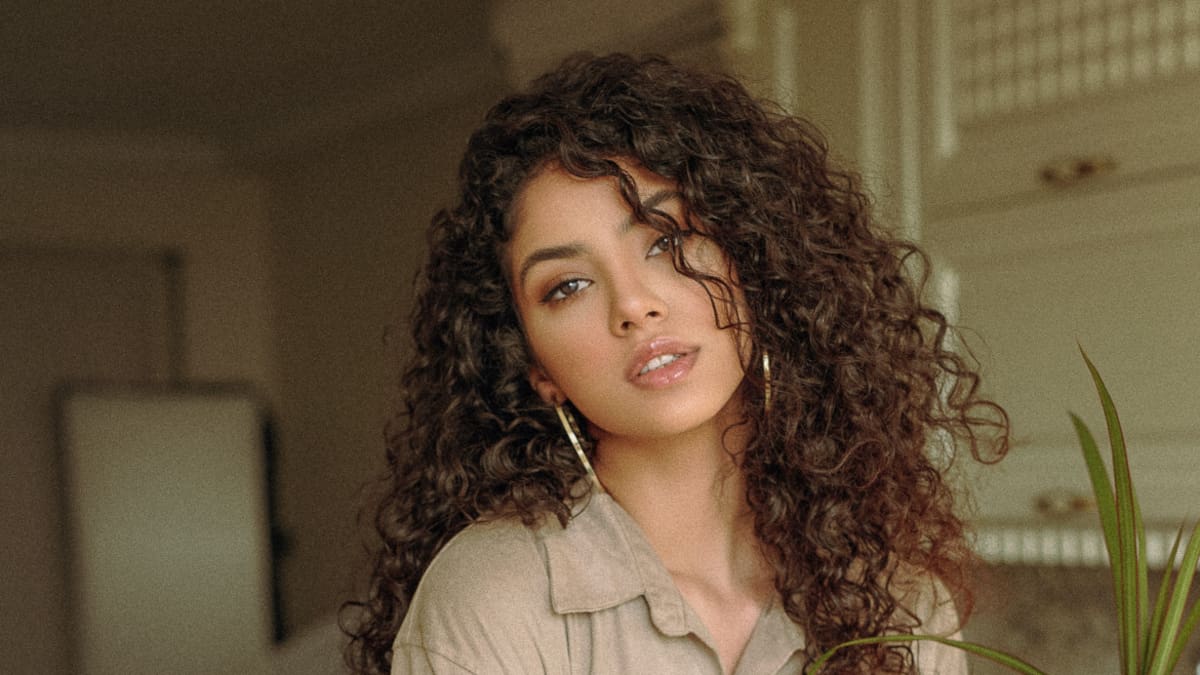 Cortes de pelo para rulos y en capas. Foto: Unsplash.