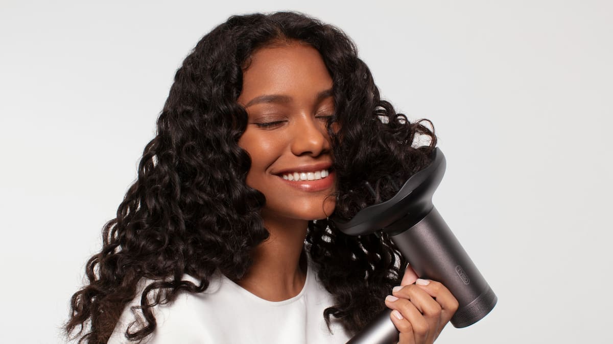 Cómo cuidar los rulos en invierno y evitar el frizz: 7 consejos clave para mantenerlos hidratados