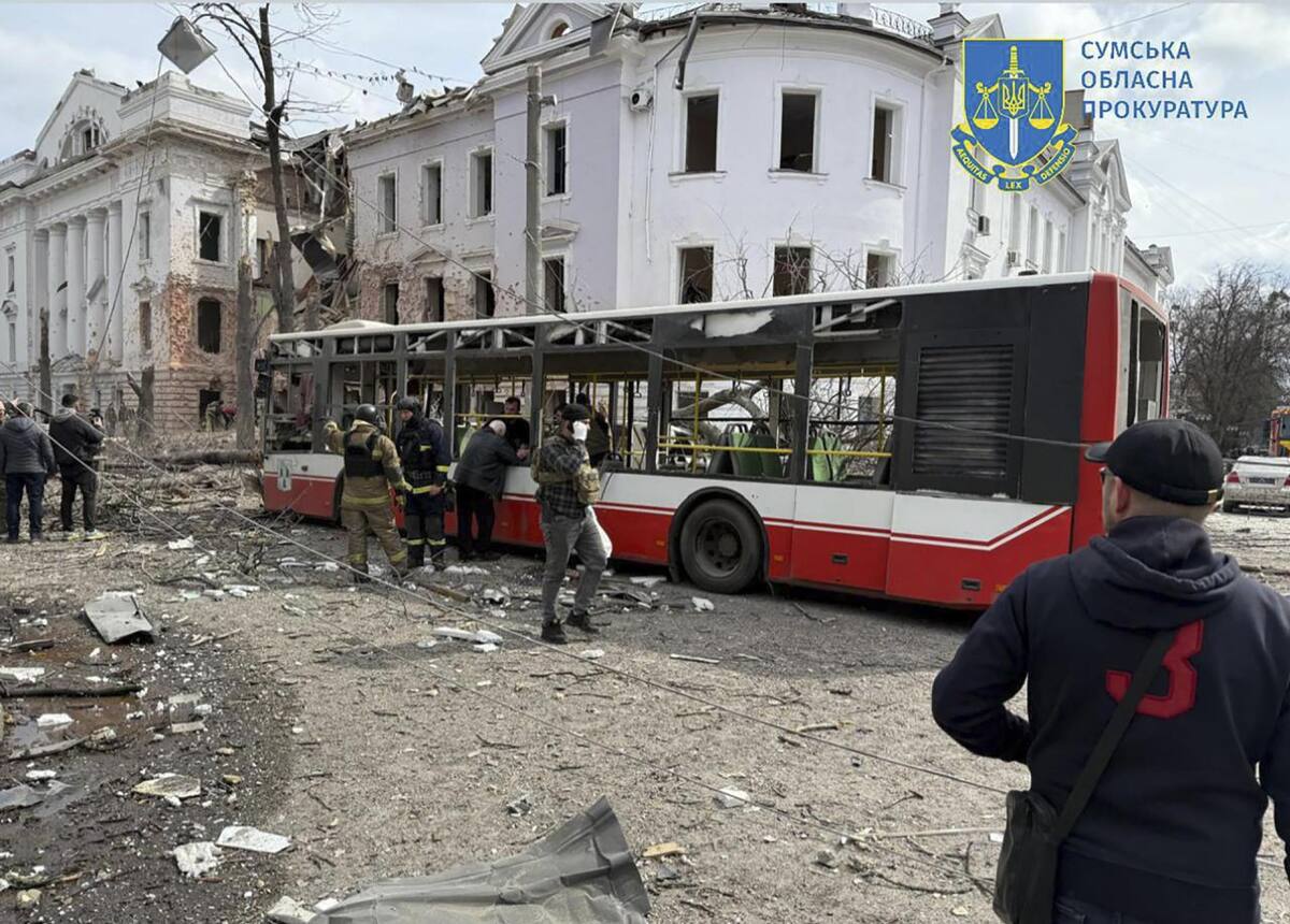 Rusia lanzó un ataque masivo con misiles balísticos en el noreste de Ucrania. EFE/EPA/SERVICIO ESTATAL DE EMERGENCIAS DE UCRANIA