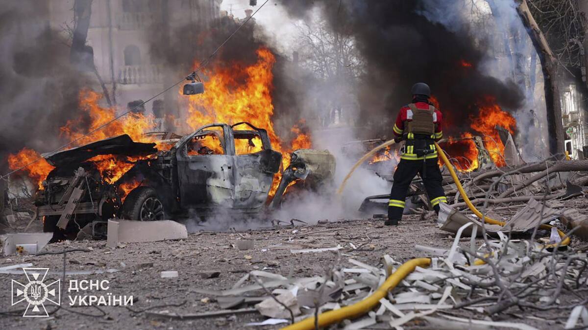 Rusia lanzó un ataque masivo con misiles balísticos en el noreste de Ucrania. EFE/EPA/SERVICIO ESTATAL DE EMERGENCIAS DE UCRANIA