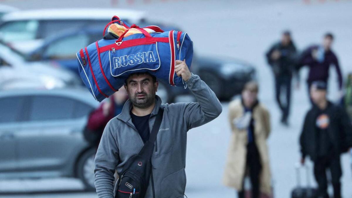 Rusos saliendo del país hacia Georgia_Reuters