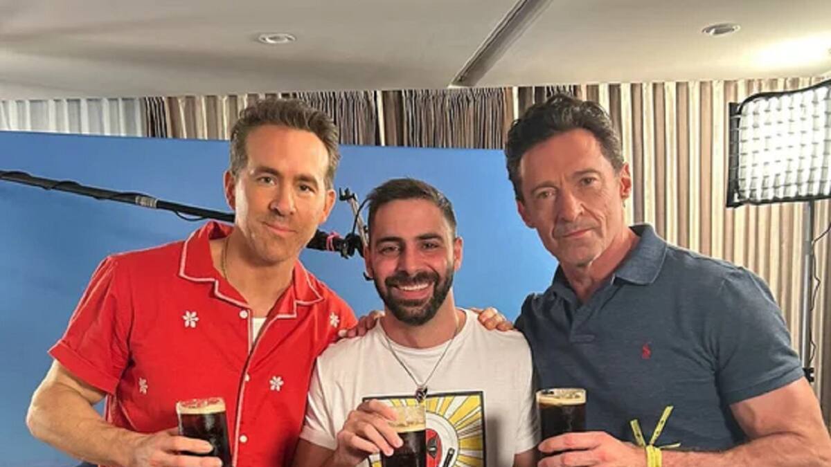 Ryan Reynolds y Hugh Jackman con Grego Rosello tomando fernet. Foto: Instagram.