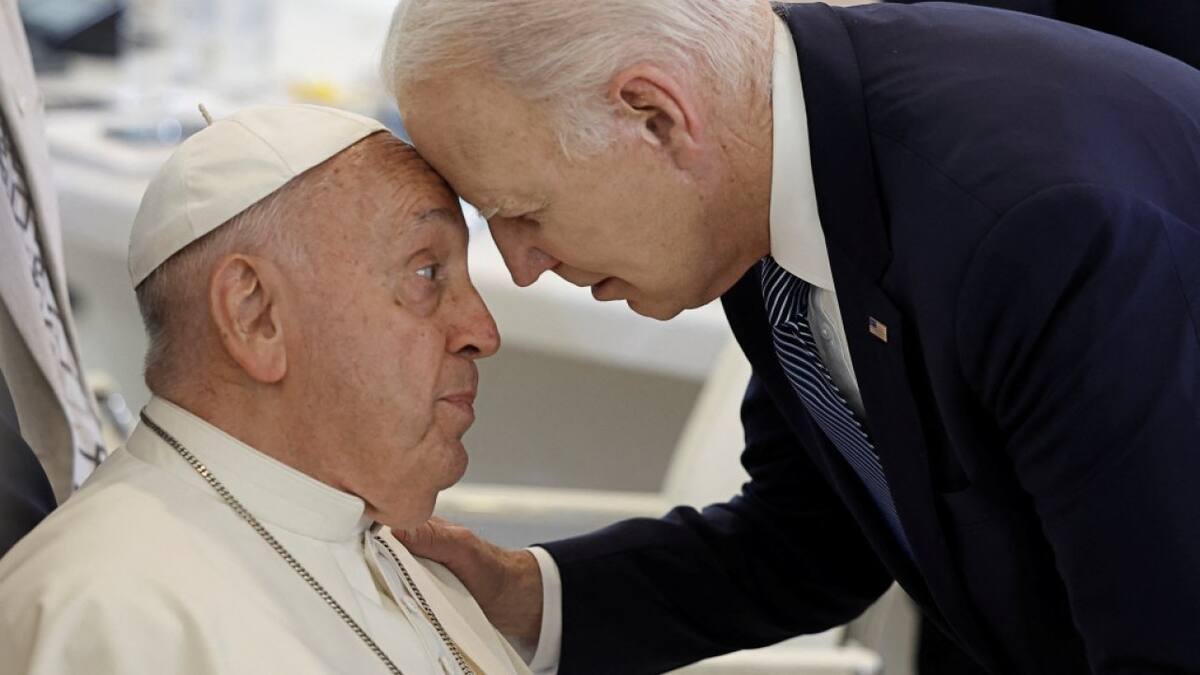 Saludo del Papa Francisco y Joe Biden. Fuente: X