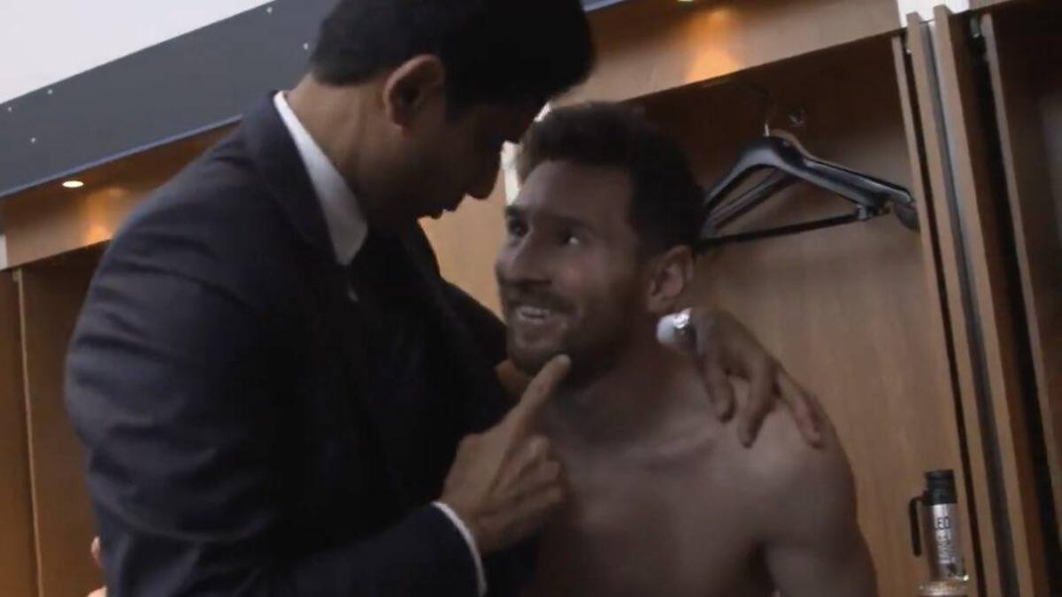 Saludo del presidente del PSG, Nasser Al-Khelaïfi, a Messi tras el gol ante Manchester City