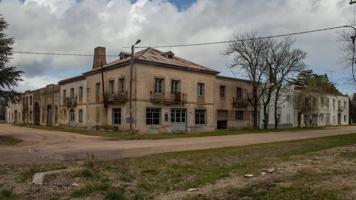 La "Cataluña argentina": el pueblito mágico que enamora por su arquitectura única y sus paisajes europeos