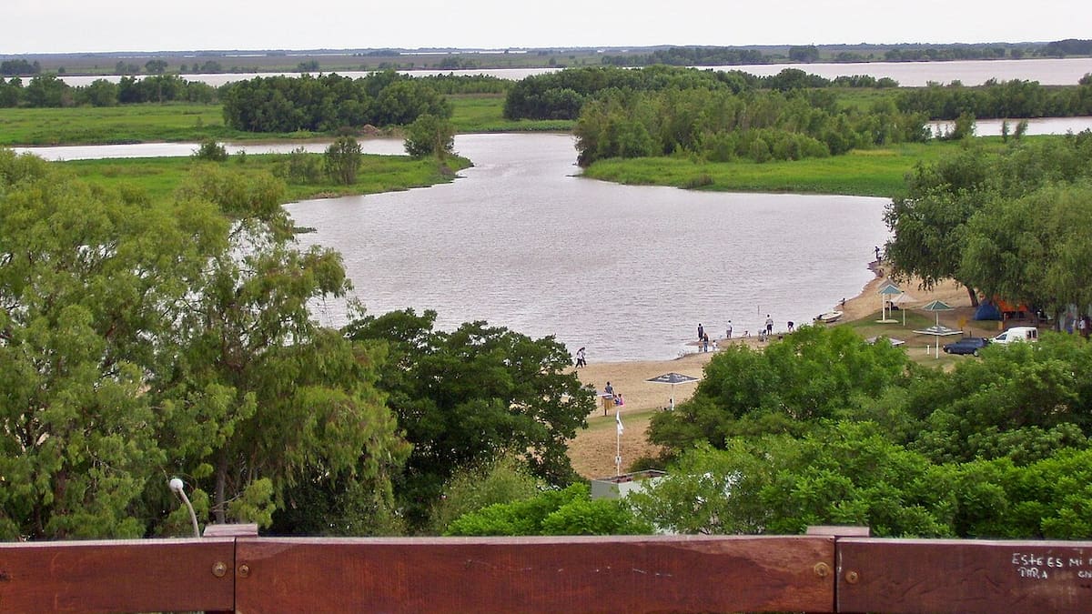 Ideal para cortar la rutina: el pueblo bonaerense con un río hermoso, túneles históricos y arte urbano