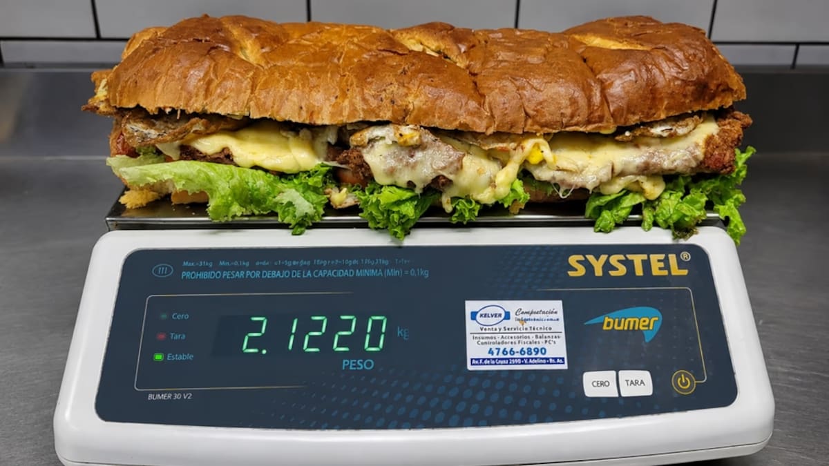 Tiene 2 kilos, mide medio metro y es viral: así es el sánguche de milanesa gigante para compartir