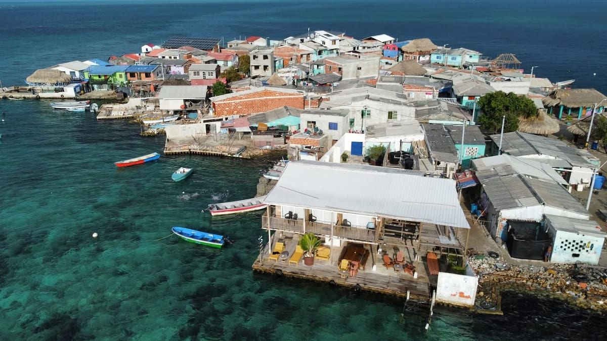No tiene playas y ocupa apenas una hectárea: así es Santa Cruz del Islote, la isla más sobrepoblada del mundo