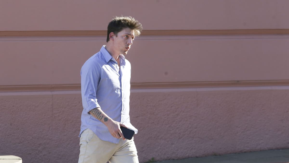 Santiago Caputo saliendo de casa rosada