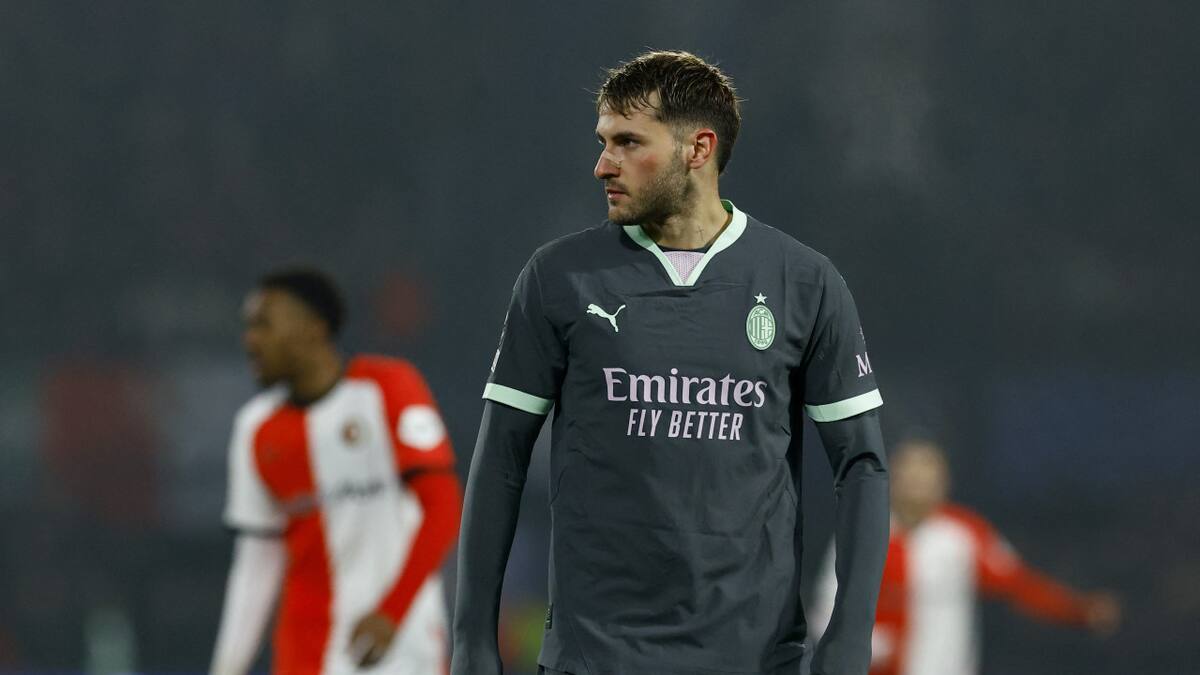 Santiago Giménez fue titular por la Champions League con el Milan. Foto: Reuters/Piroschka Van De Wouw