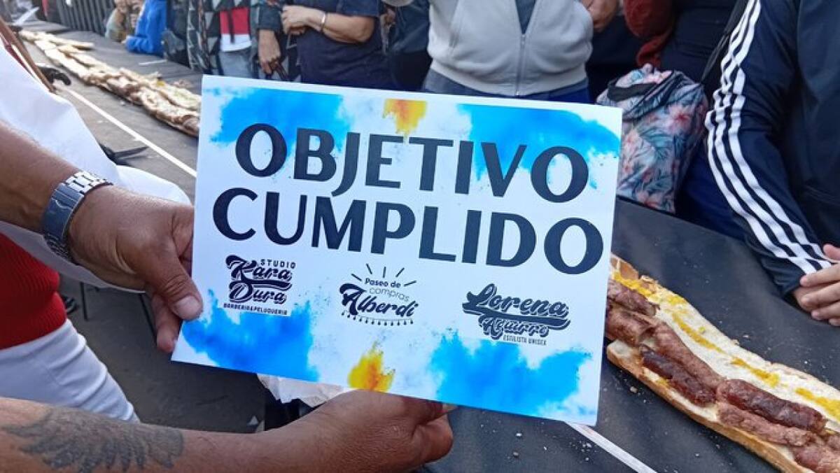 Santo Tomé hizo el choripán más largo del mundo. Foto X @AiredeSantaFe
