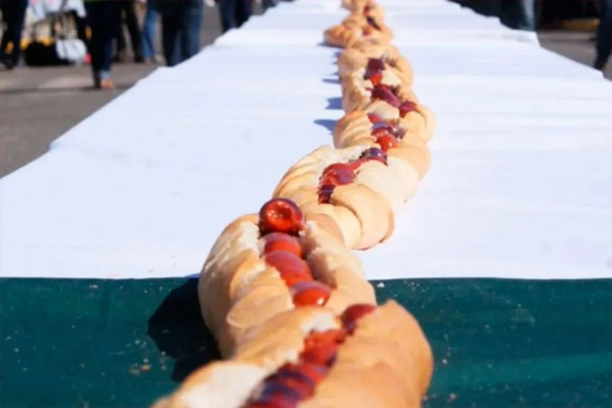 Santo Tomé hizo el choripán más largo del mundo. Foto X @humanosdestafe
