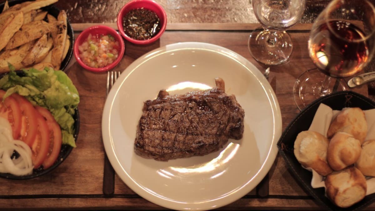 El bodegón a pocas cuadras del Obelisco que tiene el ojo de bife más adictivo de Buenos Aires