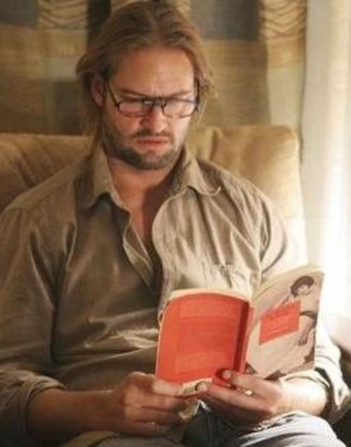 Sawyer leyendo el libro de Bioy Casares