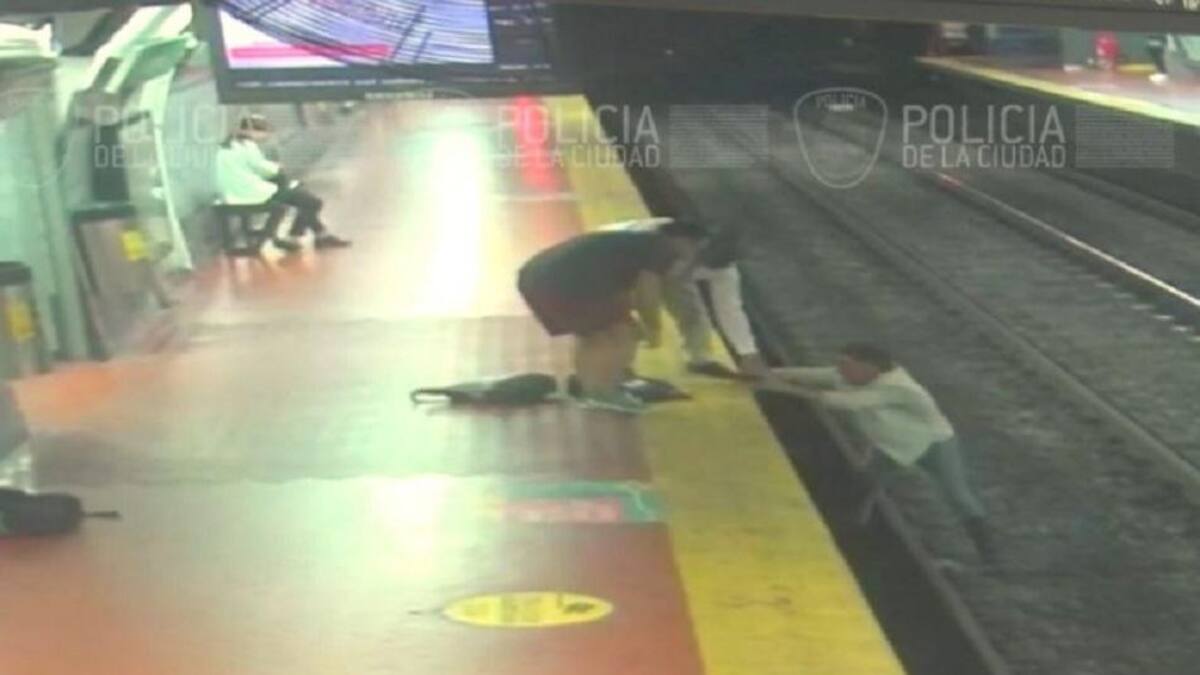Se cayó en las vías del subte por caminar mirando el celular