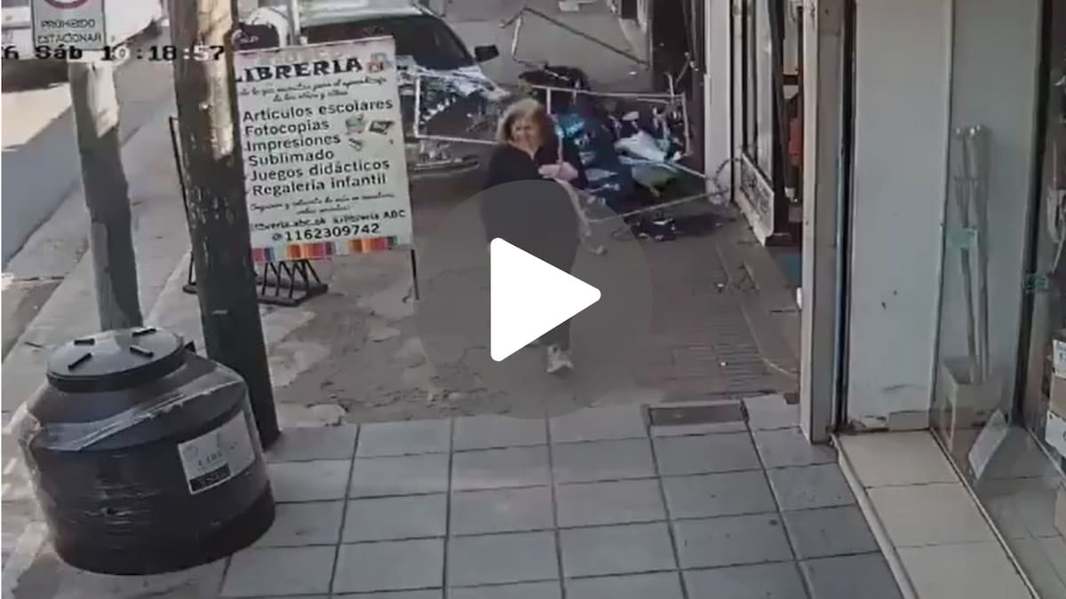 VIDEO: se descompensó al volante, chocó contra un local de ropa y una joven quedó atrapada debajo de un perchero