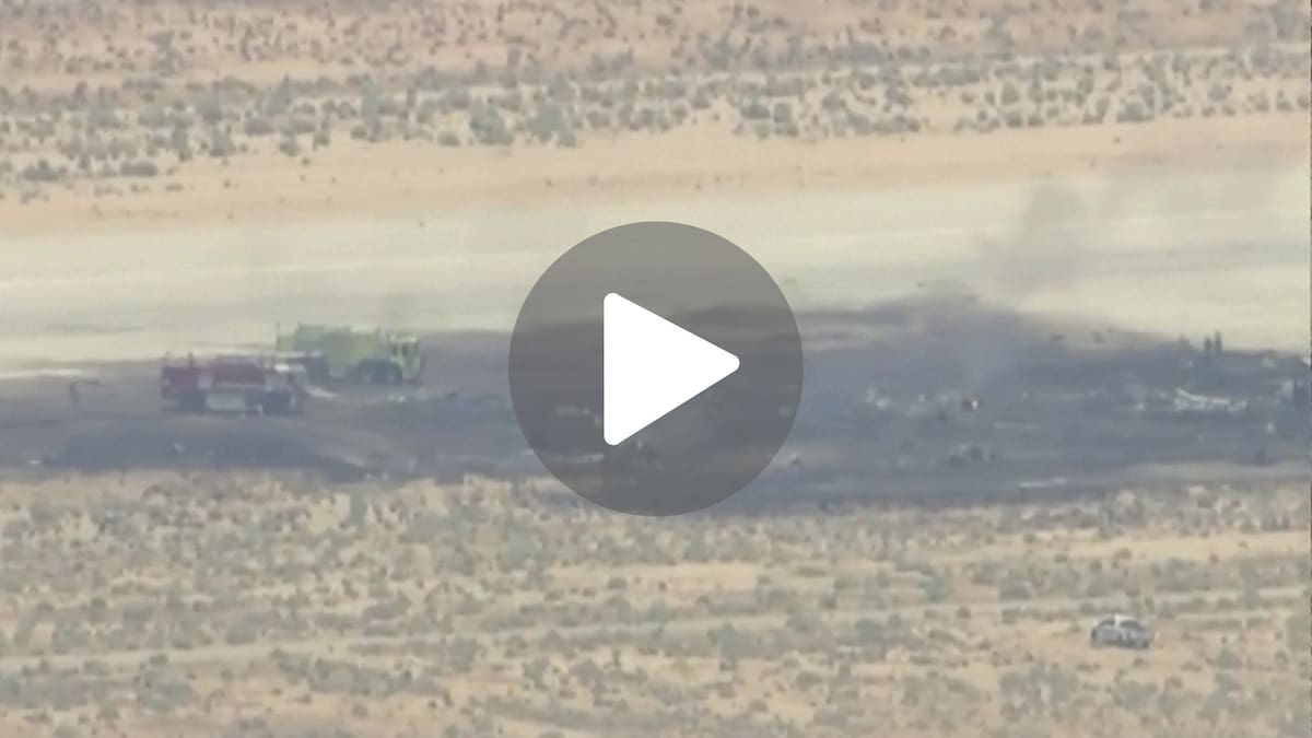 Video: un bombardero estadounidense B-52 se estrelló después de despegar de una base militar en California