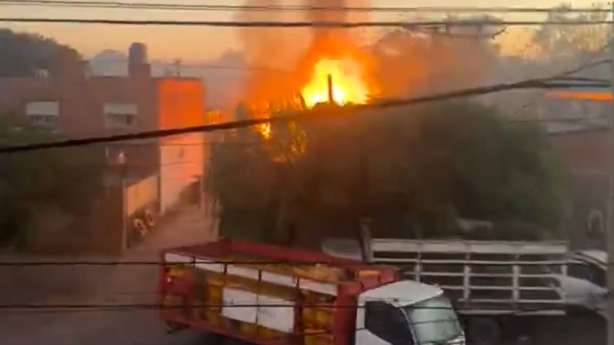 Impactantes imágenes: se incendió una fábrica de garrafas en Merlo y se registraron fuertes explosiones en la zona