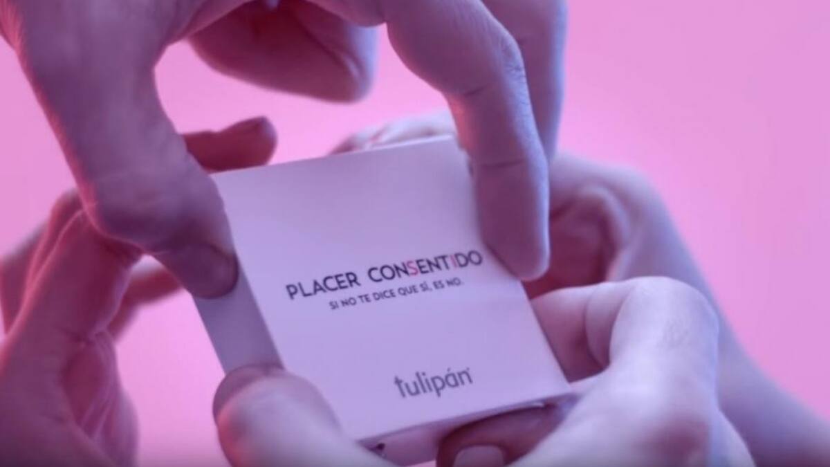 Se necesitan cuatro manos para abrir el nuevo preservativo