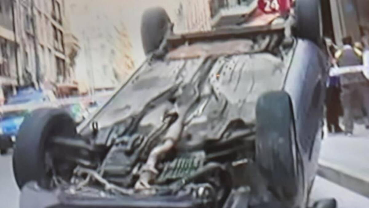 Se quedó dormido, chocó y volcó el auto en pleno centro porteño