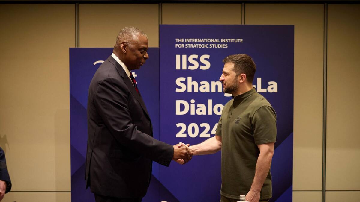 El secretario de Defensa de Estados Unidos, Lloyd Austin le estrecha la mano al presidente de Ucrania, Volodímir Zelenski. Foto: EFE.