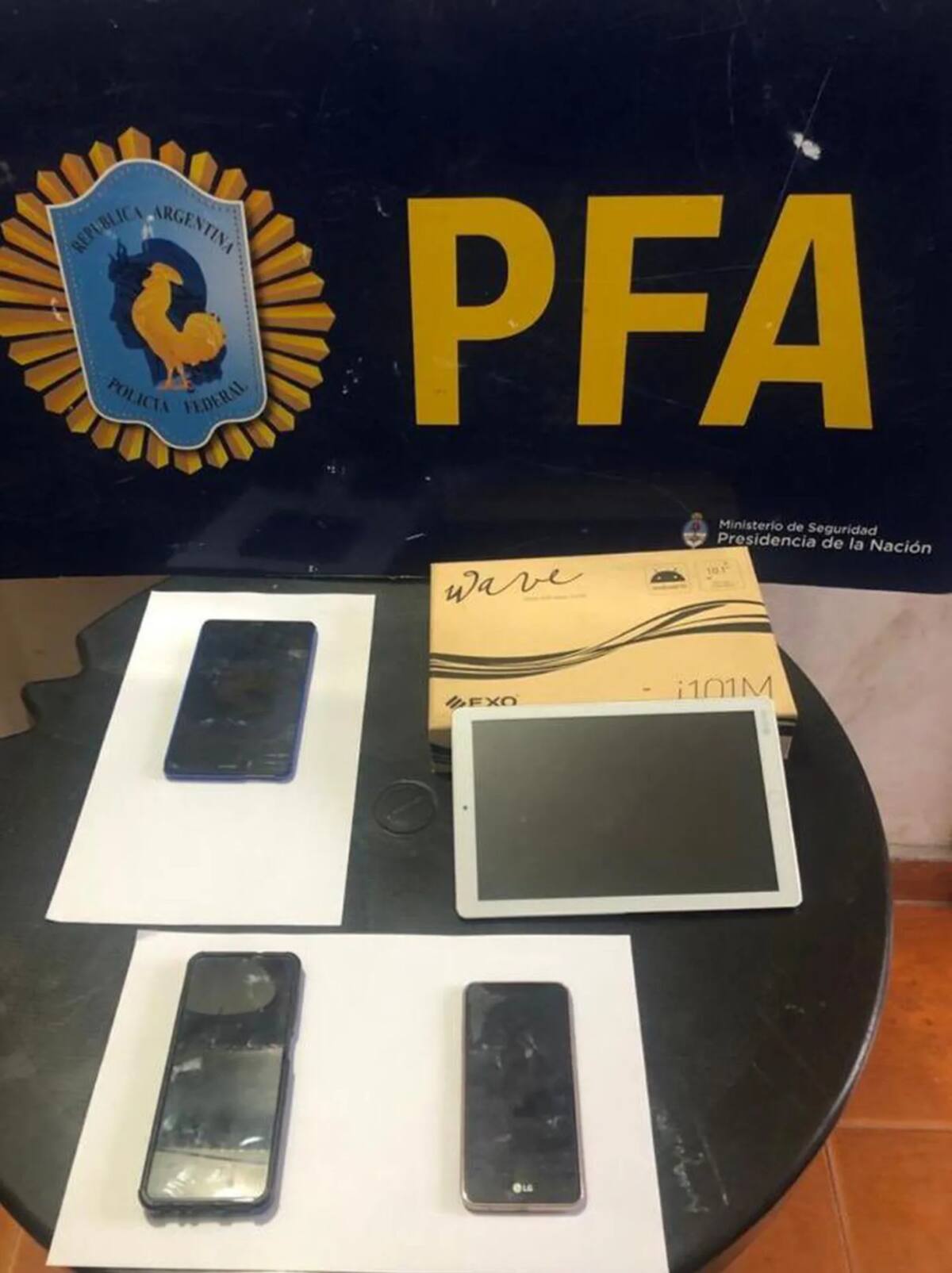 Secuestraron dispositivos móviles. Foto: Ministerio de Seguridad de la Nación.