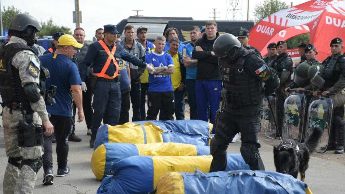 Secuestro de armas de fuego durante operativo a la barra de Boca rumbo a Córdoba.