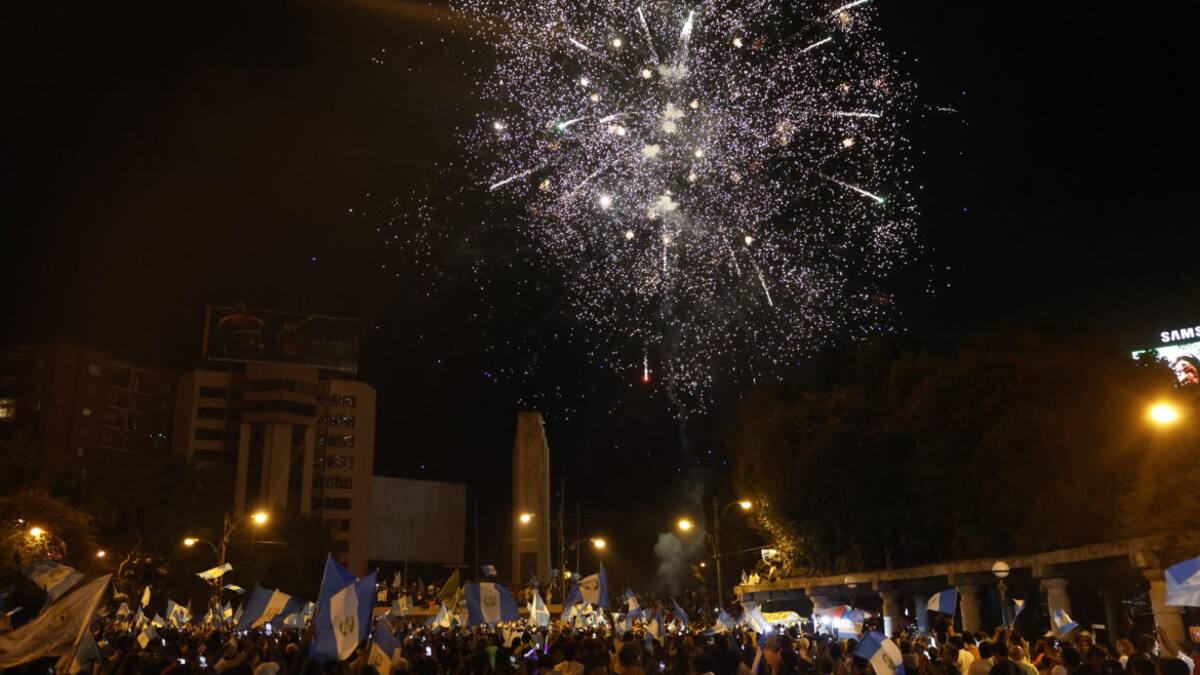Seguidores del presidente electo de Guatemala, Bernardo Arévalo, celebran el resultado de las elecciones. Foto: EFE.