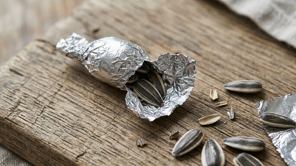Envolver una semilla de girasol en papel aluminio: para qué sirve este curioso ritual y qué significa, según el Feng Shui