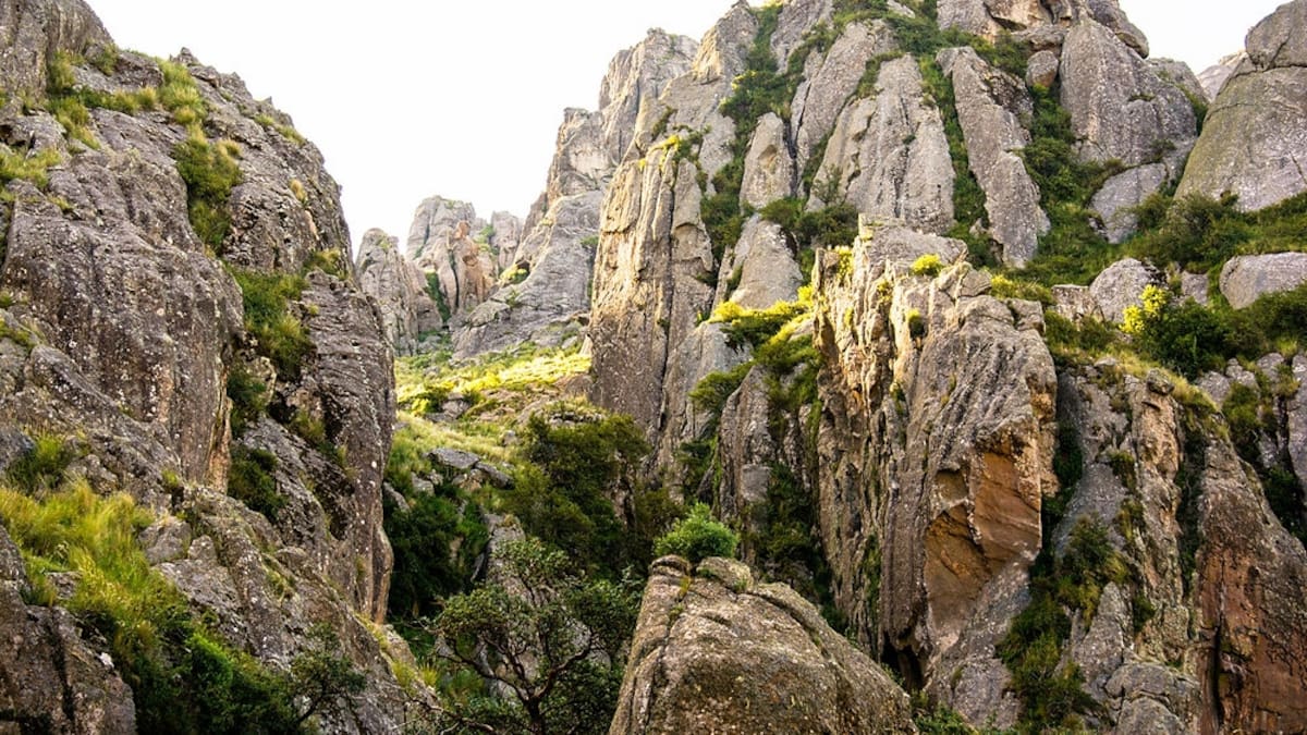 La verdadera “muralla china” en Argentina: dónde se encuentra el impactante sendero ideal para hacer trekking entre las sierras