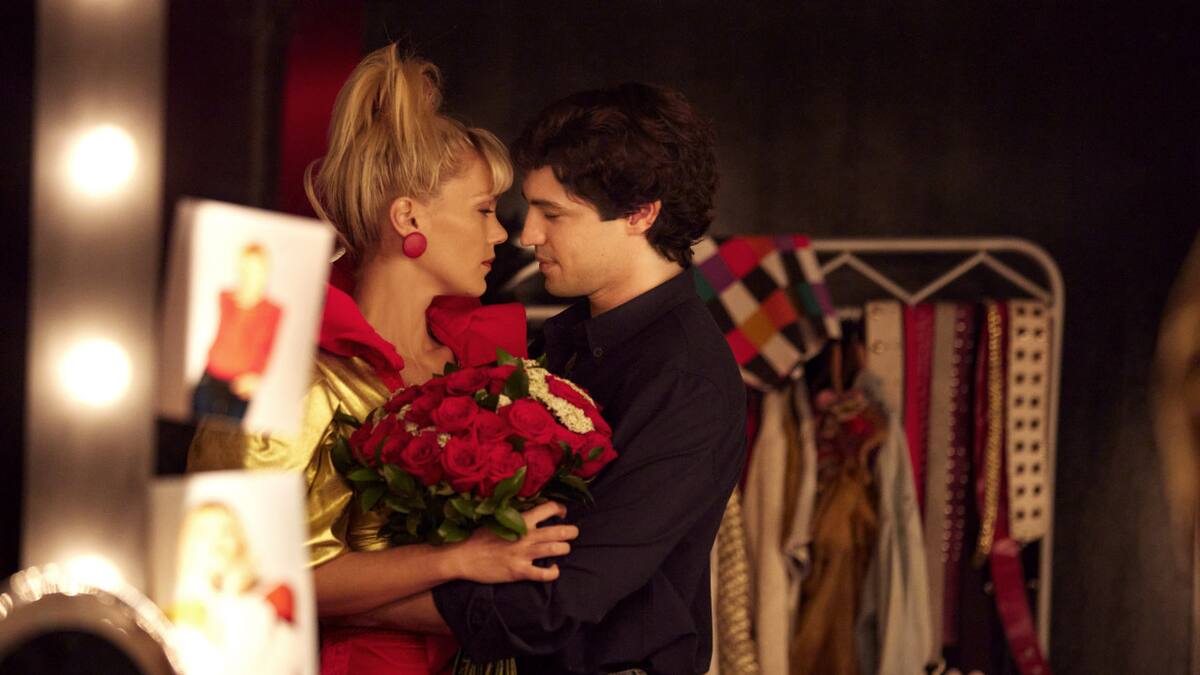 Netflix prepara la biopic de Ayton Senna: quién es la actriz que interpreta a Xuxa e impacta con su parecido