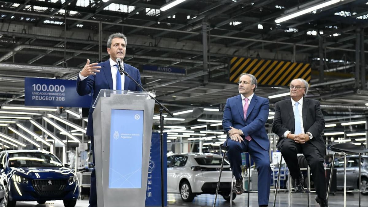 Sergio Massa en la planta Peugeot. Foto: NA.