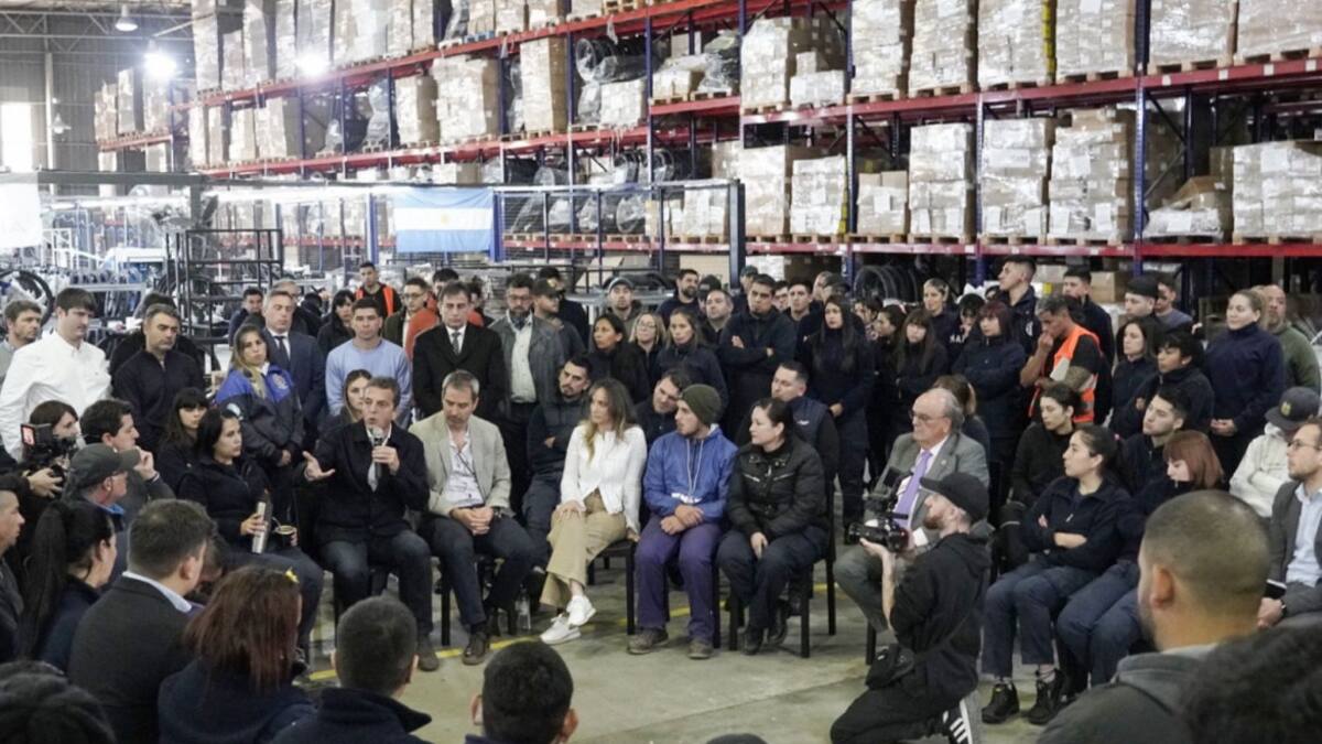 Sergio Massa junto a trabajadores la producción de Nexina en Benavidez. Foto: Prensa