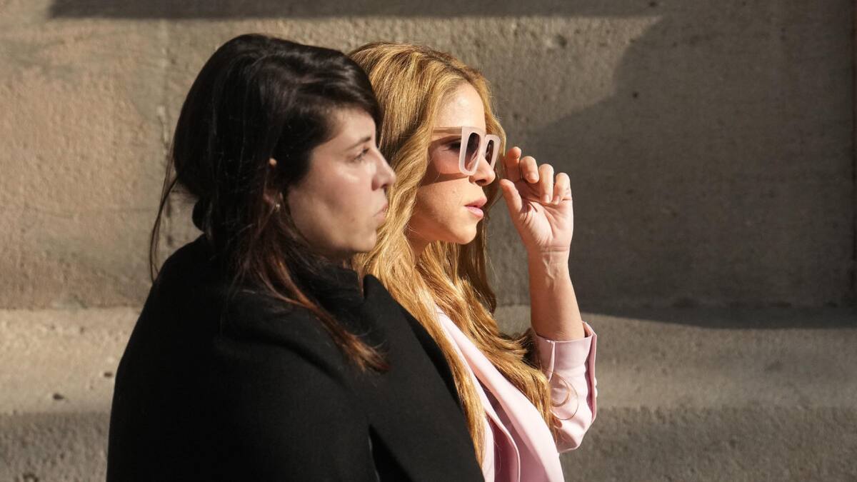 Shakira a la salida de la Audiencia de Barcelona. Foto: EFE.
