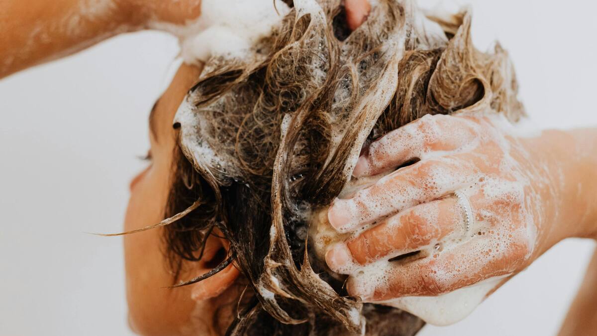 ANMAT prohibió la venta de una marca de productos para el cabello. Foto: Pexels.
