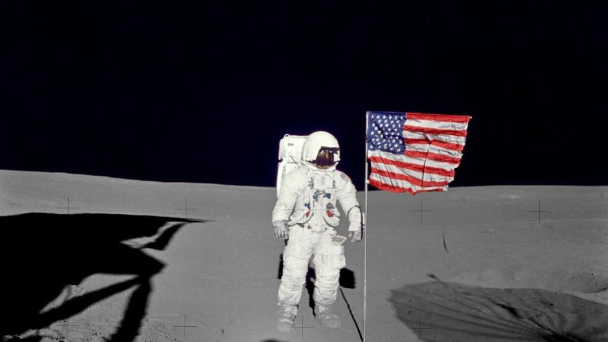 Shepard, capitán de la misión Apolo 14, izando la bandera de EEUU en la Luna. Foto: Twitter @NASA.