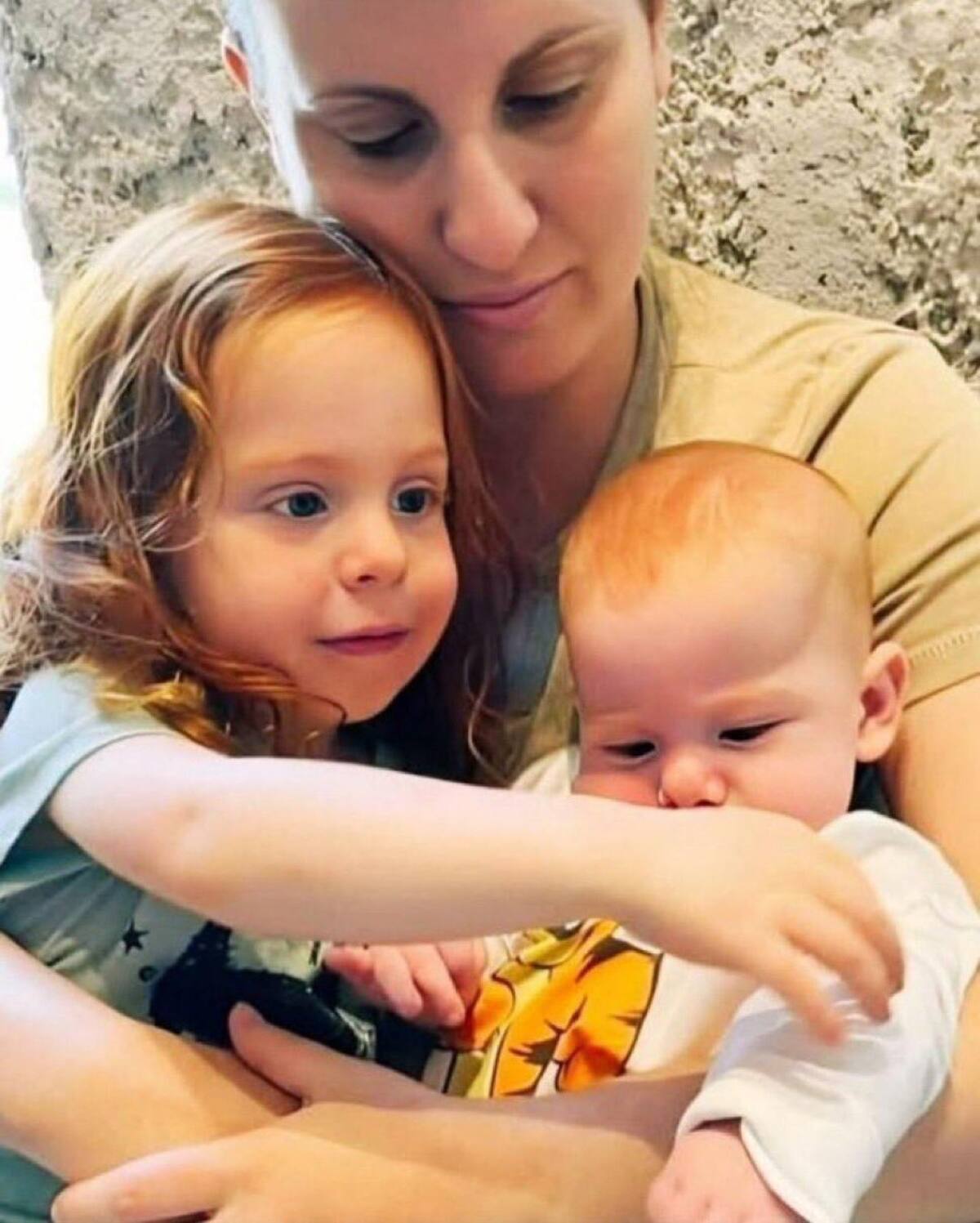 Shiri Silberman y sus hijos, Ariel y Kfir Bibas. Foto: redes sociales.