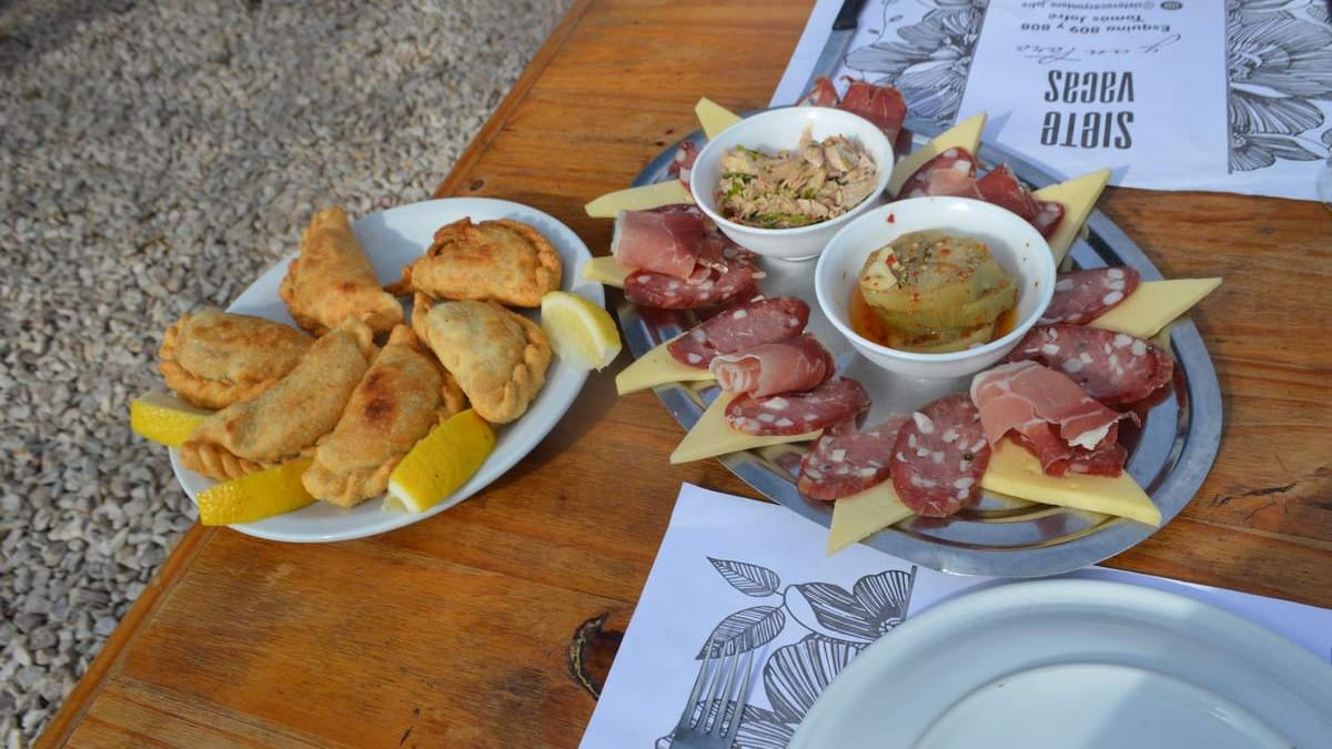 Escapada familiar: la parrilla bonaerense con asado libre por menos de $50.000 donde los niños comen gratis