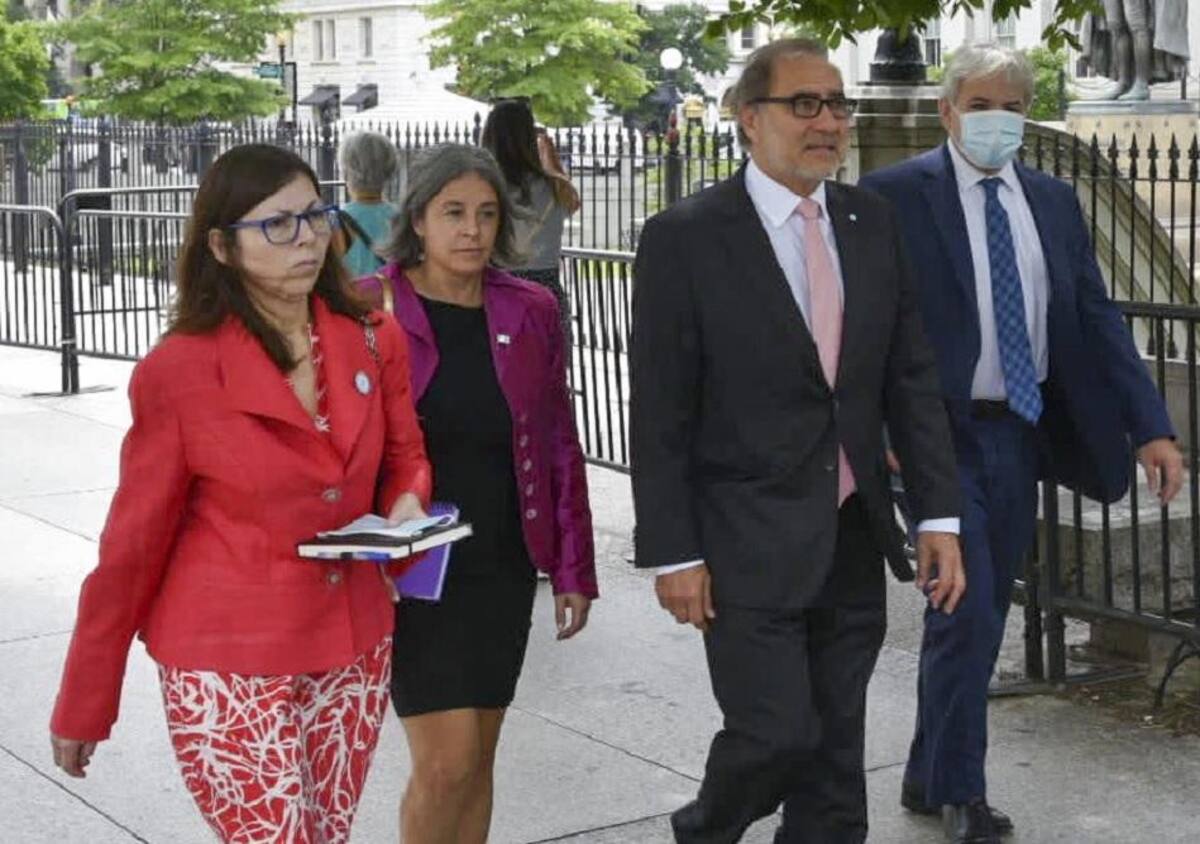 Silvina Batakis, junto con el embajador Jorge Argüello se dirigen al Departamento del Tesoro EEUU. Foto NA