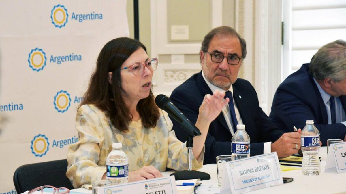 Silvina Batakis, ministra de economía junto a inversores. Foto: NA.