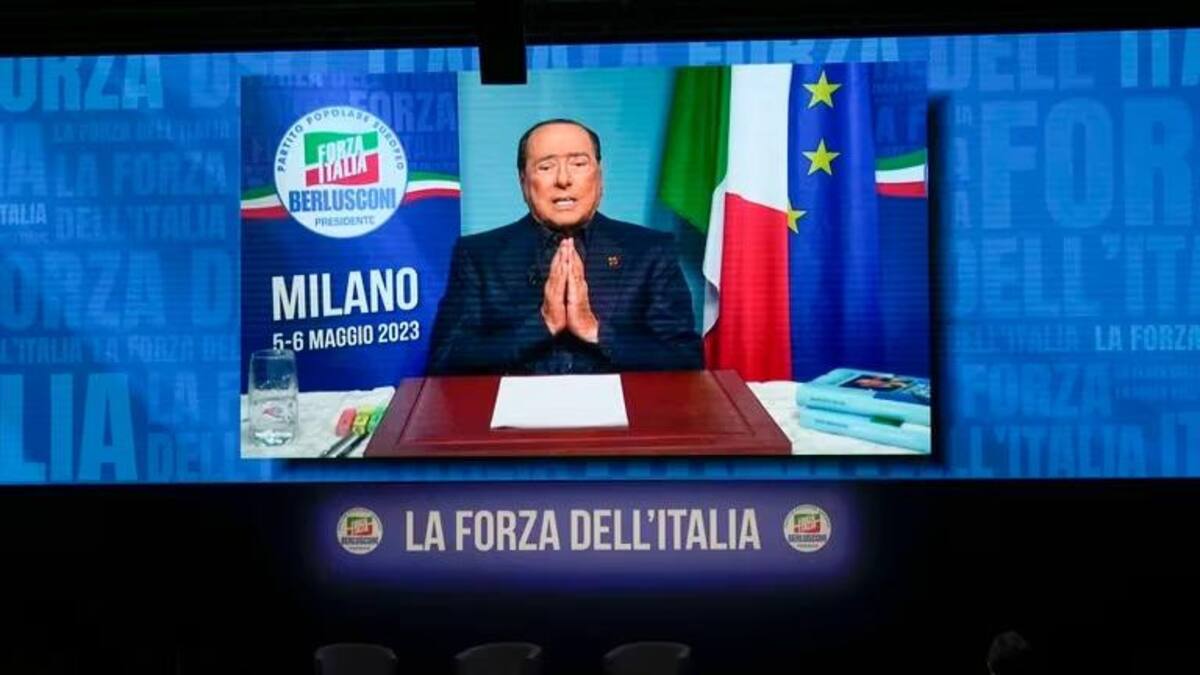 Silvio Berlusconi envía un mensaje durante la convención de su partido Forza Italia en Milán. Foto: Infobae vía AP