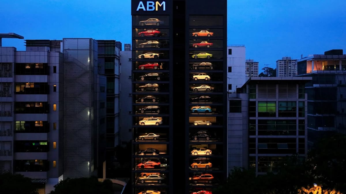 Singapur sorprende con dos máquinas expendedoras de autos de lujo: así son las torres futuristas que redefinen el marketing