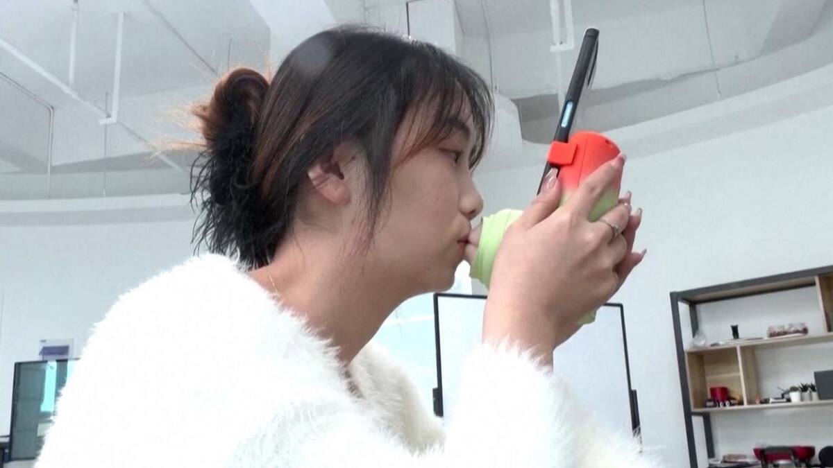 Día del beso: el dispositivo chino que hace posible dar y recibir besos a distancia